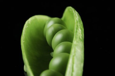 taze ve yeşil bezelye taneleri