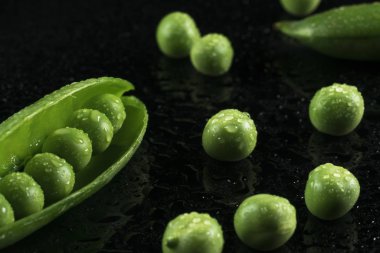 taze ve yeşil bezelye taneleri