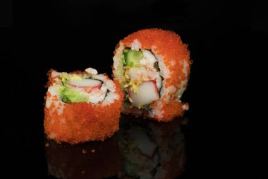 Yengeç ve somon suşi çeşitleri