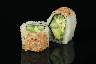 Yengeç ve somon suşi çeşitleri