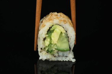 Yengeç ve somon suşi çeşitleri