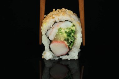 Yengeç ve somon suşi çeşitleri