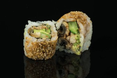 Yengeç ve somon suşi çeşitleri