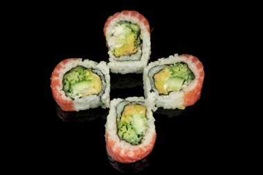 Yengeç ve somon suşi çeşitleri