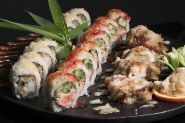 Yengeç ve somon suşi çeşitleri