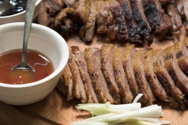 Pekin ördeği sosu ile