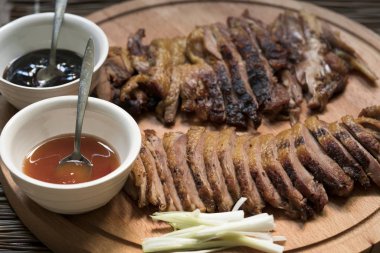 Pekin ördeği sosu ile