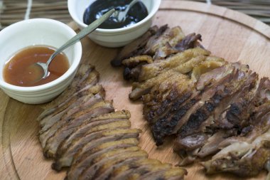 Pekin ördeği sosu ile