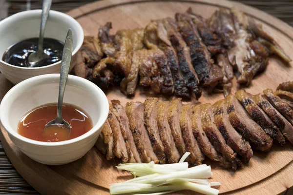 Pekin ördeği sosu ile