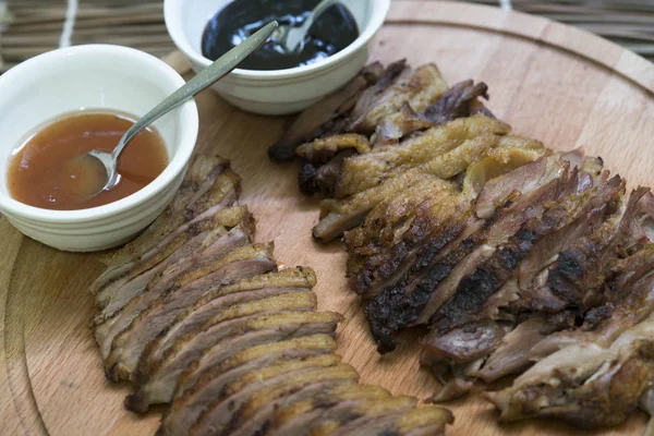 Pekin ördeği sosu ile