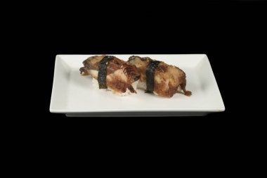 lezzetli sushi çeşitleri ve siyah arka plan