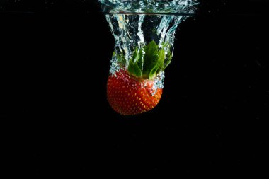 tadı su ve siyah arka plan