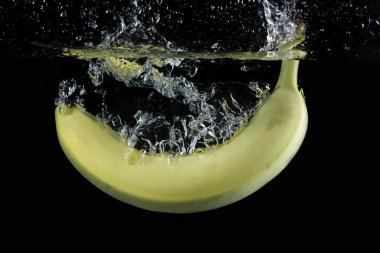 tadı su ve siyah arka plan