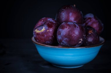 Erik mor ve siyah arka plan