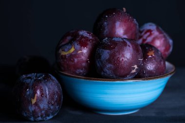 Erik mor ve siyah arka plan