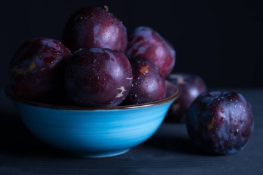 Erik mor ve siyah arka plan