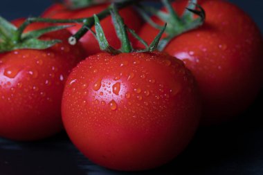 kırmızı domates ve su damlaları