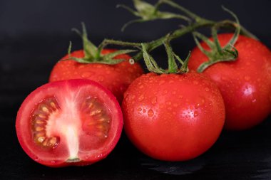 kırmızı domates ve su damlaları