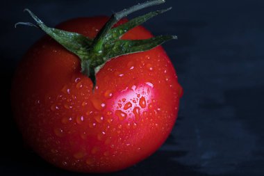 kırmızı domates ve su damlaları