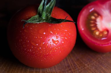 Olgun kırmızı domates ve su damla tahtaya