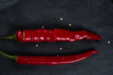 kırmızı biber ve siyah arka plan