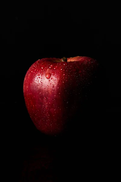Apfel Und Schwarzer Hintergrund — Stockfoto