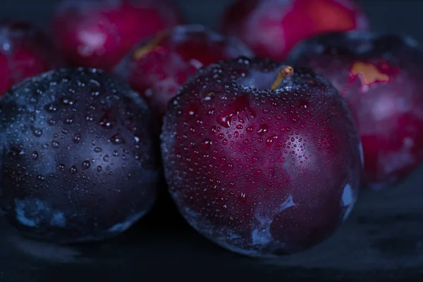 Erik mor ve siyah arka plan