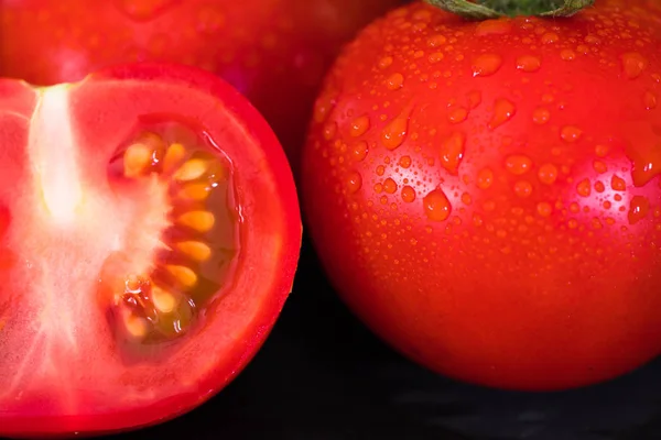 kırmızı domates ve su damlaları