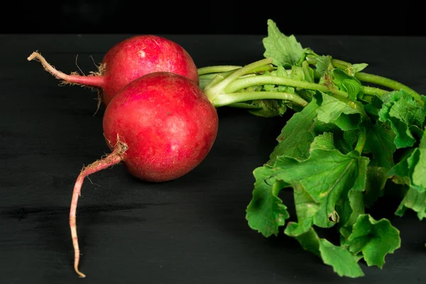 Röda Rädisor Och Gröna Blad — Stockfoto