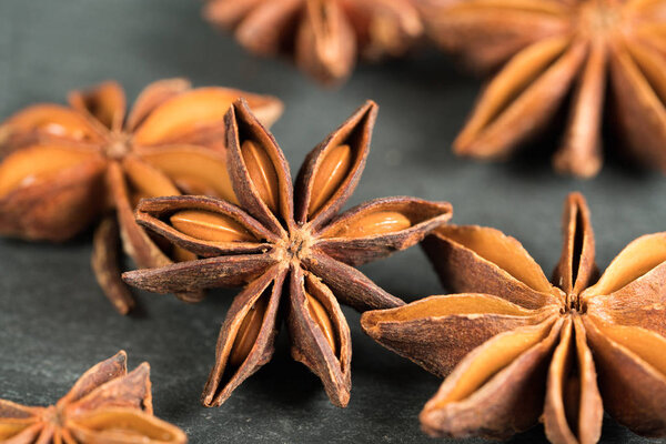 анисовое семя и корица
