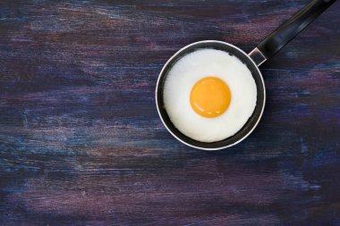 küçük tavada kızarmış yumurta