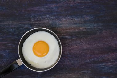 küçük tavada kızarmış yumurta