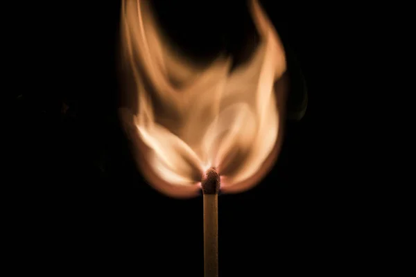 燃えるマッチ棒の火薬と黒の背景 — ストック写真