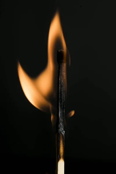 Brennendes Streichholzstäbchen Schießpulver Und Schwarzer Hintergrund — Stockfoto