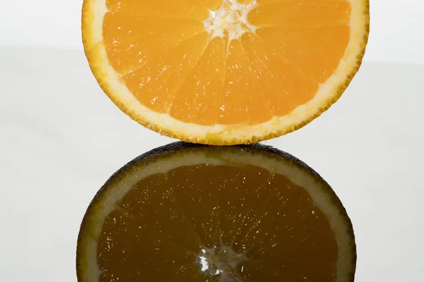 橙色切片和反射 — 图库照片