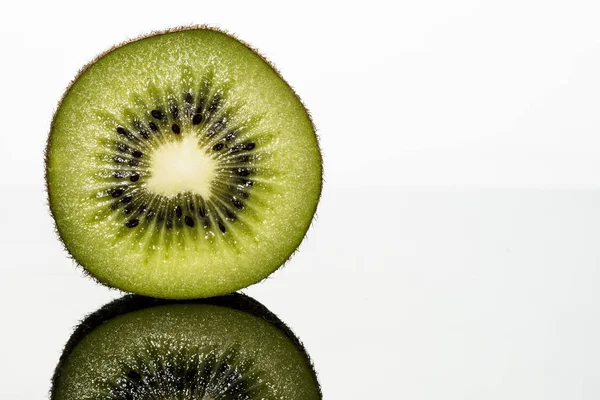 Delicious Green Kiwi Reflection — Stock Photo, Image