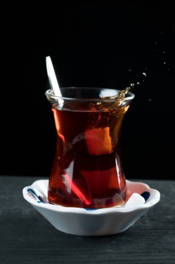 kırmızı sıcak çay ve siyah arka plan