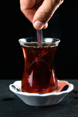 kırmızı sıcak çay ve siyah arka plan