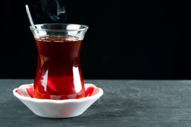 kırmızı sıcak çay ve siyah arka plan