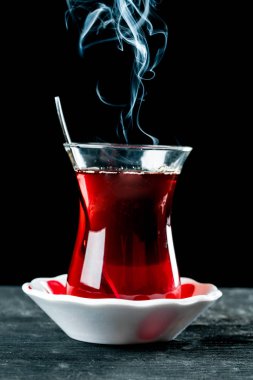 kırmızı sıcak çay ve siyah arka plan