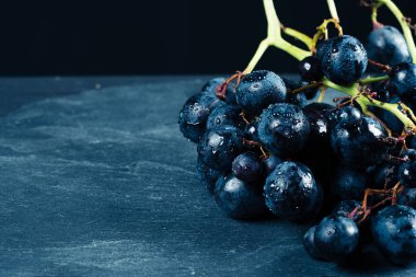 tatlı siyah üzüm ve su damlacıkları