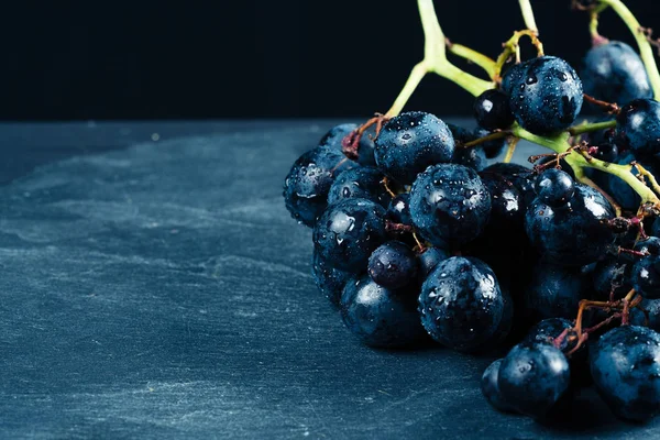 tatlı siyah üzüm ve su damlacıkları