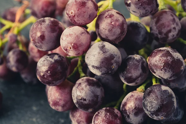 tatlı siyah üzüm ve su damlacıkları