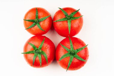 su damlaları ile olgun kırmızı taze domates 