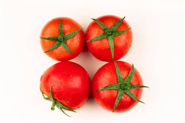 su damlaları ile olgun kırmızı taze domates 