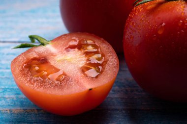 su damlaları ile olgun kırmızı taze domates 