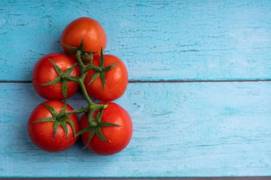 su damlaları ile olgun kırmızı taze domates 