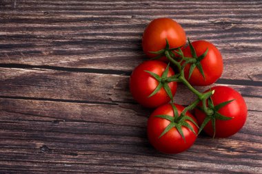 su damlaları ile olgun kırmızı taze domates 