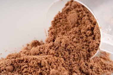 peynir altı suyu protein tozu ve kaşık