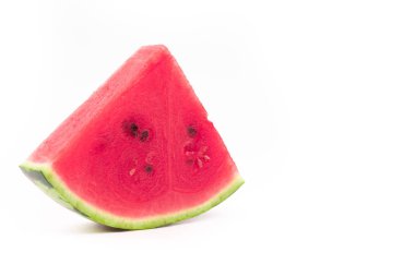 Beyaz arkaplanda olgun karpuz